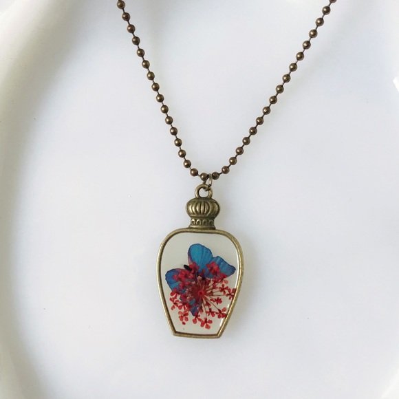 🔥4/$20 Vintage bottle pendant with butterfly - Picture 1 of 5